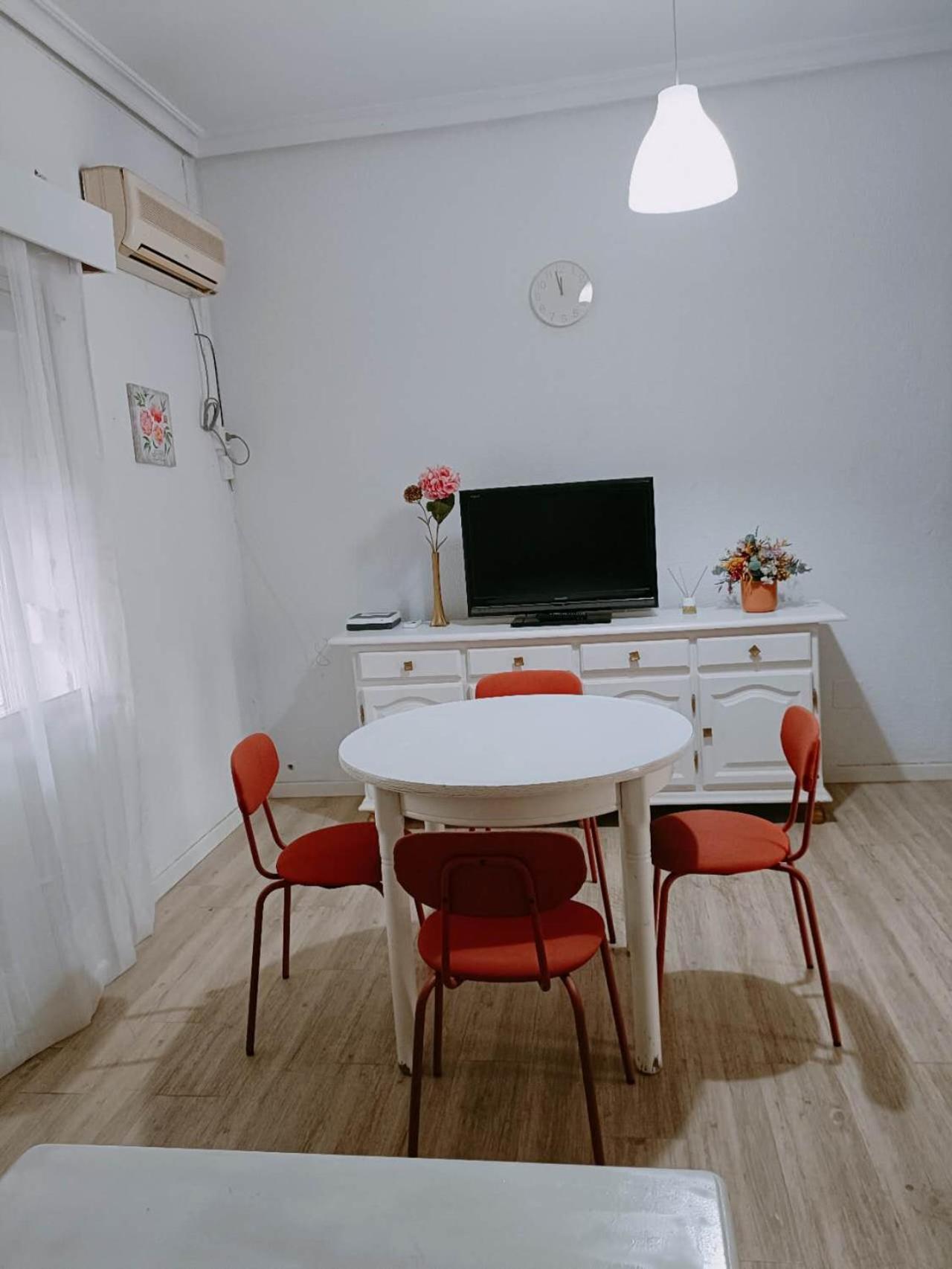8 Mins Walk To Train Station Low Cost Youth Hostel Seville Exterior photo