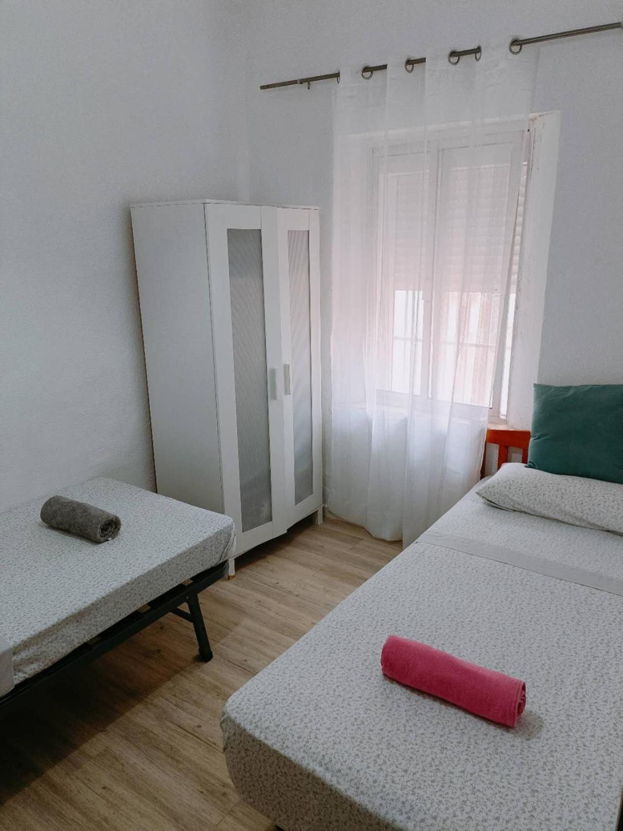 8 Mins Walk To Train Station Low Cost Youth Hostel Seville Exterior photo